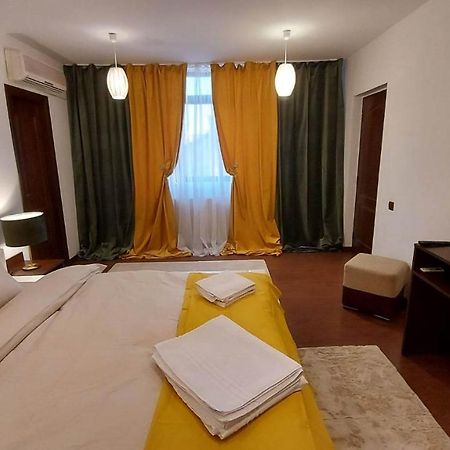 Hotel Ambiennt à Bucarest Extérieur photo