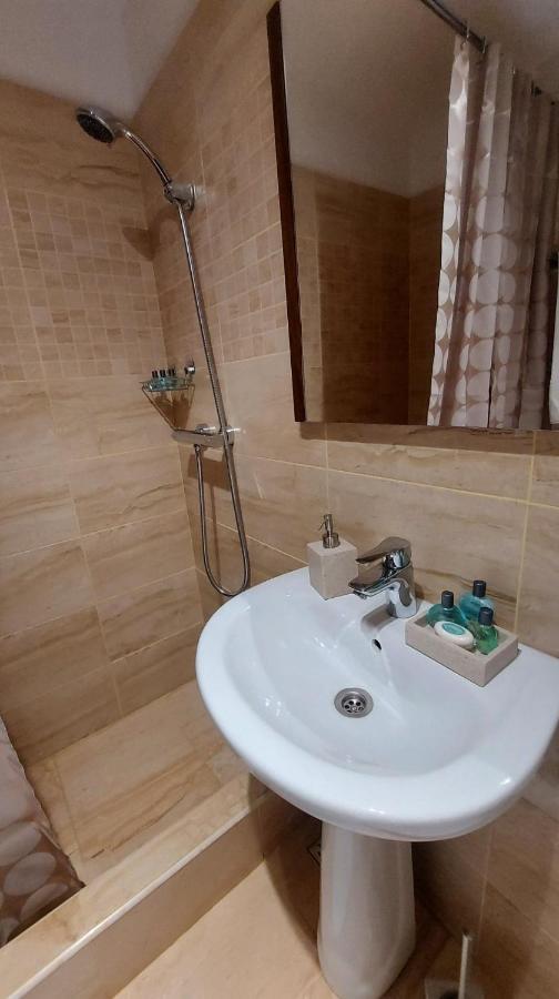 Hotel Ambiennt à Bucarest Extérieur photo