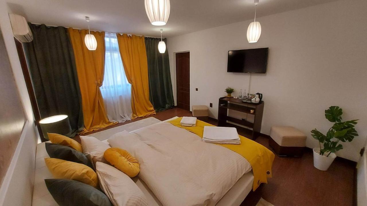 Hotel Ambiennt à Bucarest Extérieur photo