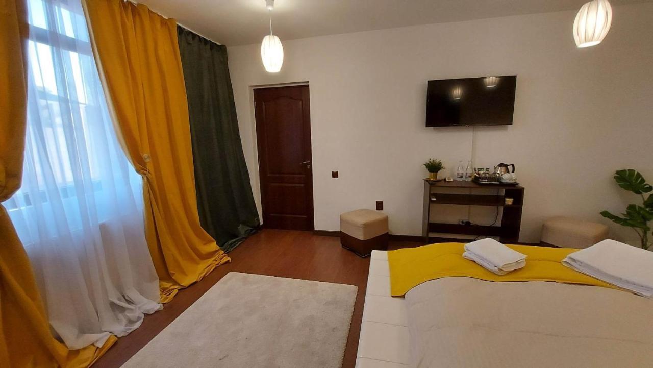 Hotel Ambiennt à Bucarest Extérieur photo